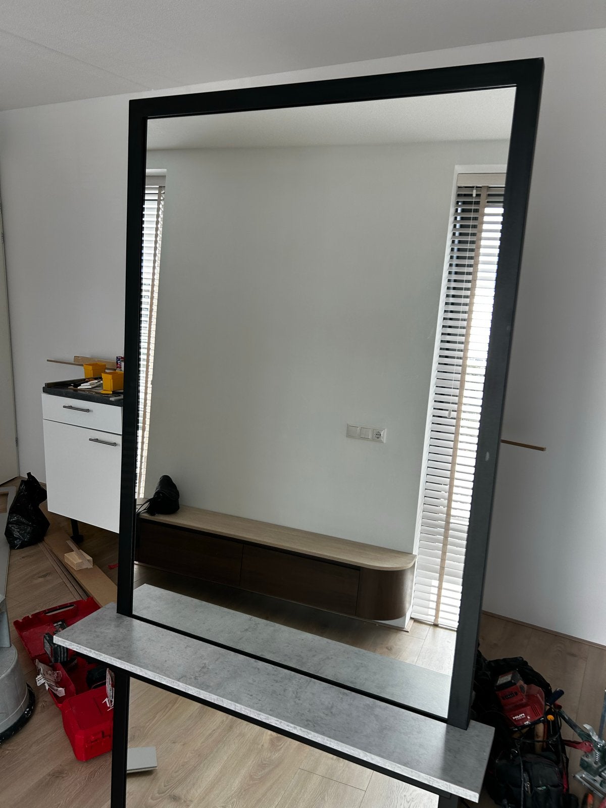 Moderne spiegel met zwart frame en plankje, Huis en Inrichting, Woonaccessoires | Spiegels, Ophalen, Zo goed als nieuw, 150 tot 200 cm