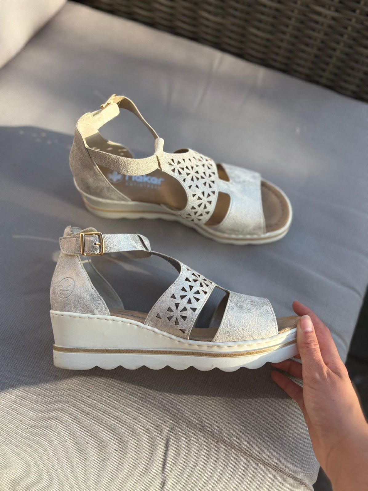 Rieker sleehak sandalen beige/zilver, Kleding | Dames, Schoenen, Ophalen of Verzenden, Zo goed als nieuw, Sandalen of Muiltjes