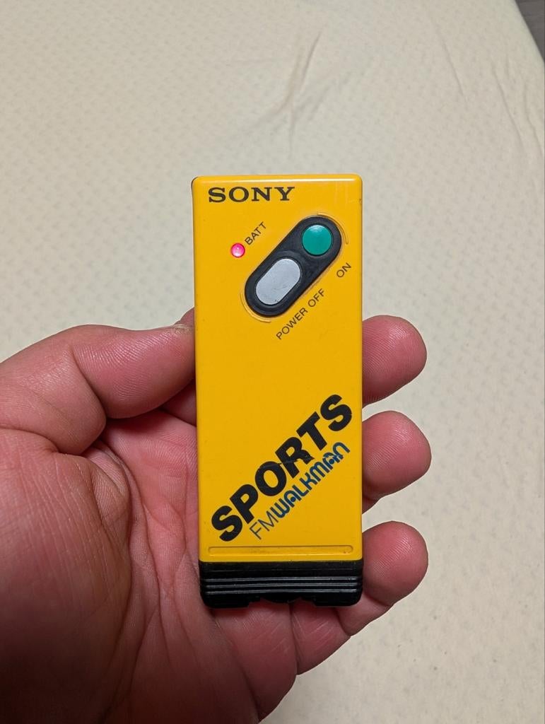 Sony Sports FM Walkman SRF-S6 - Geel, Audio, Tv en Foto, Walkmans, Discmans en Minidiscspelers, Ophalen of Verzenden, Walkman