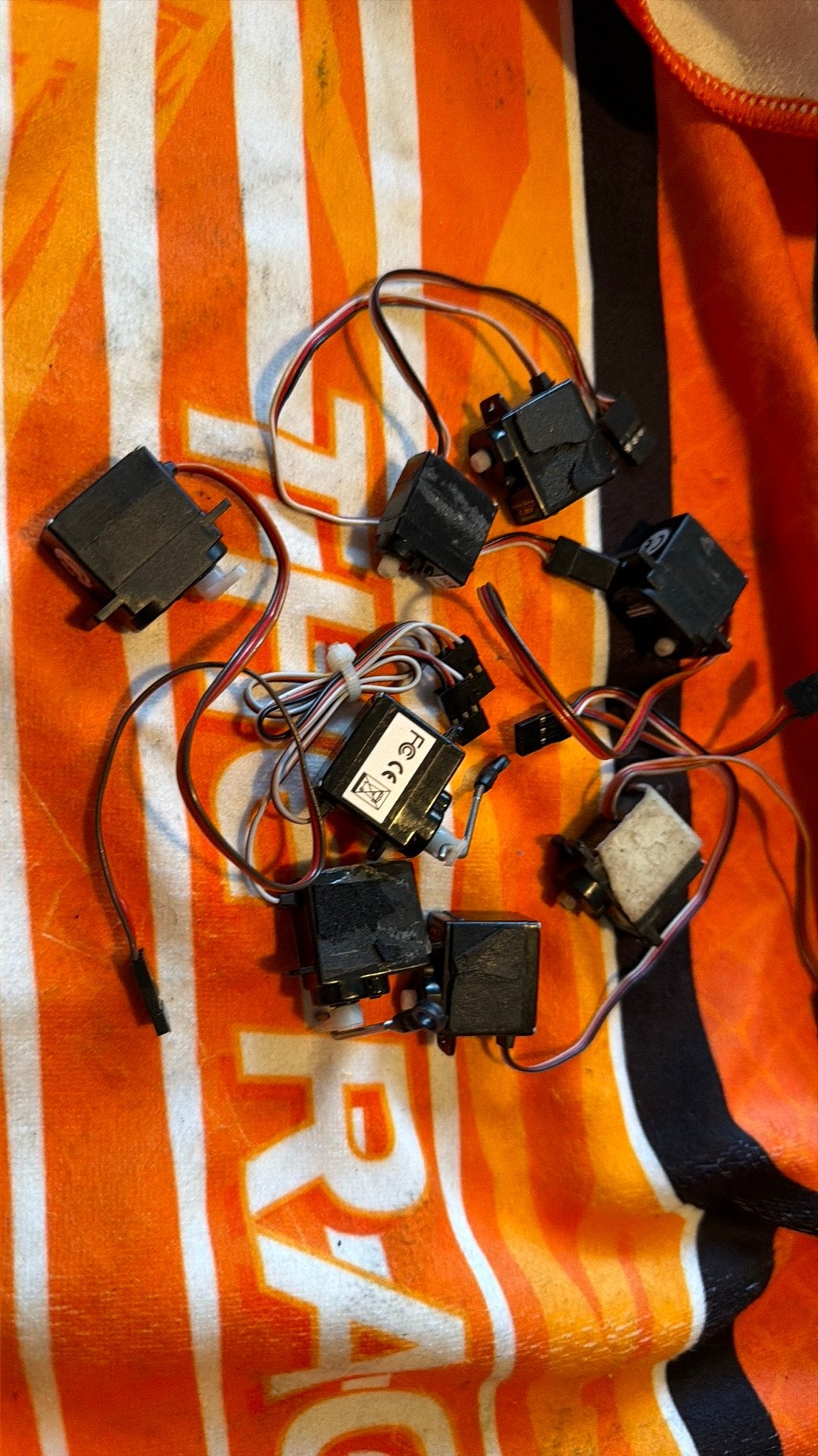 Minie servos alles op foto nu 10,00 inkl post, Hobby en Vrije tijd, B, Ophalen of Verzenden, C, Onderdeel