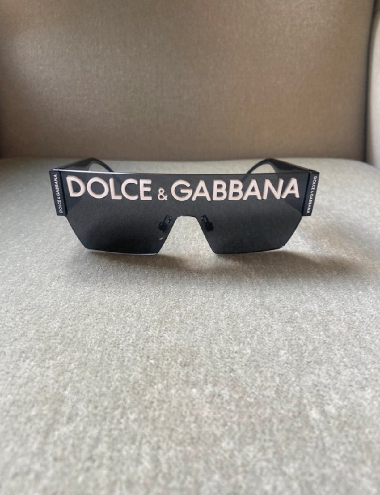 Dolce & Gabbana Zonnebril DG2233 Zwart met Wit Logo, Zonnebril, Zwart, Ophalen of Verzenden, Zo goed als nieuw