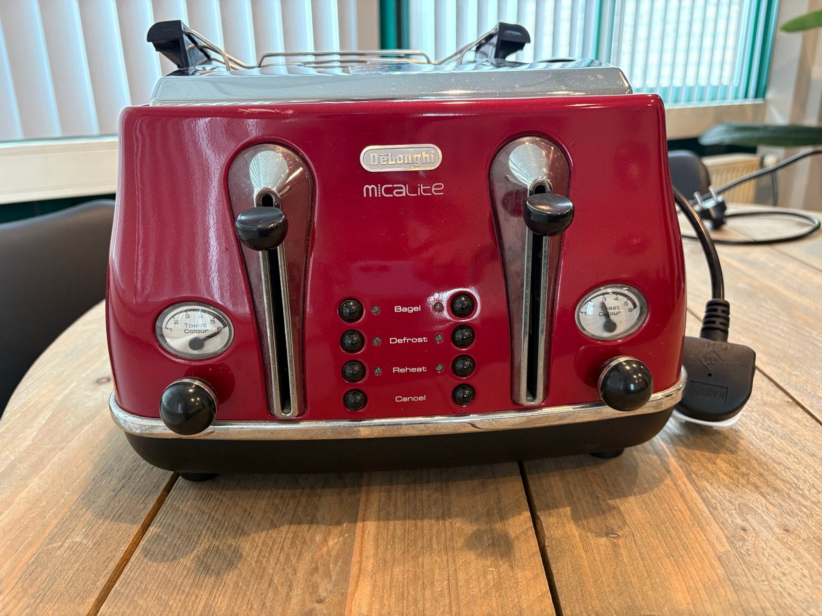 De'Longhi Micalite broodrooster rood, Witgoed en Apparatuur, Broodroosters, Ophalen of Verzenden, Gebruikt, Uitneembare kruimellade
