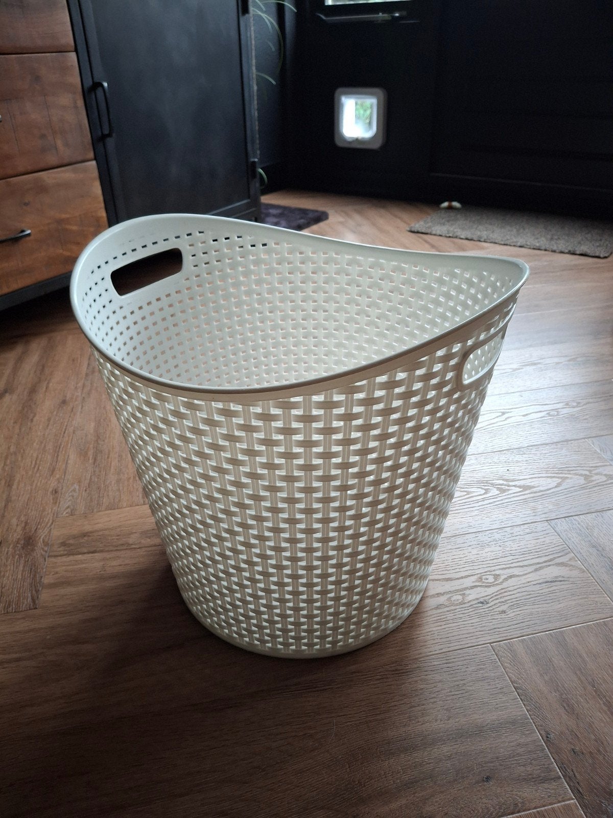 Witte wasmand/opbergmand van kunststof, Ophalen, Mand, Zo goed als nieuw, Ovaal