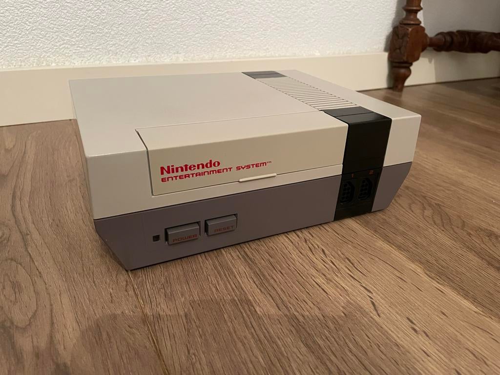 Nintendo NES met 2 controllers, Zapper en games, Ophalen, Gebruikt, Met 2 controllers, Met zapper/pistool