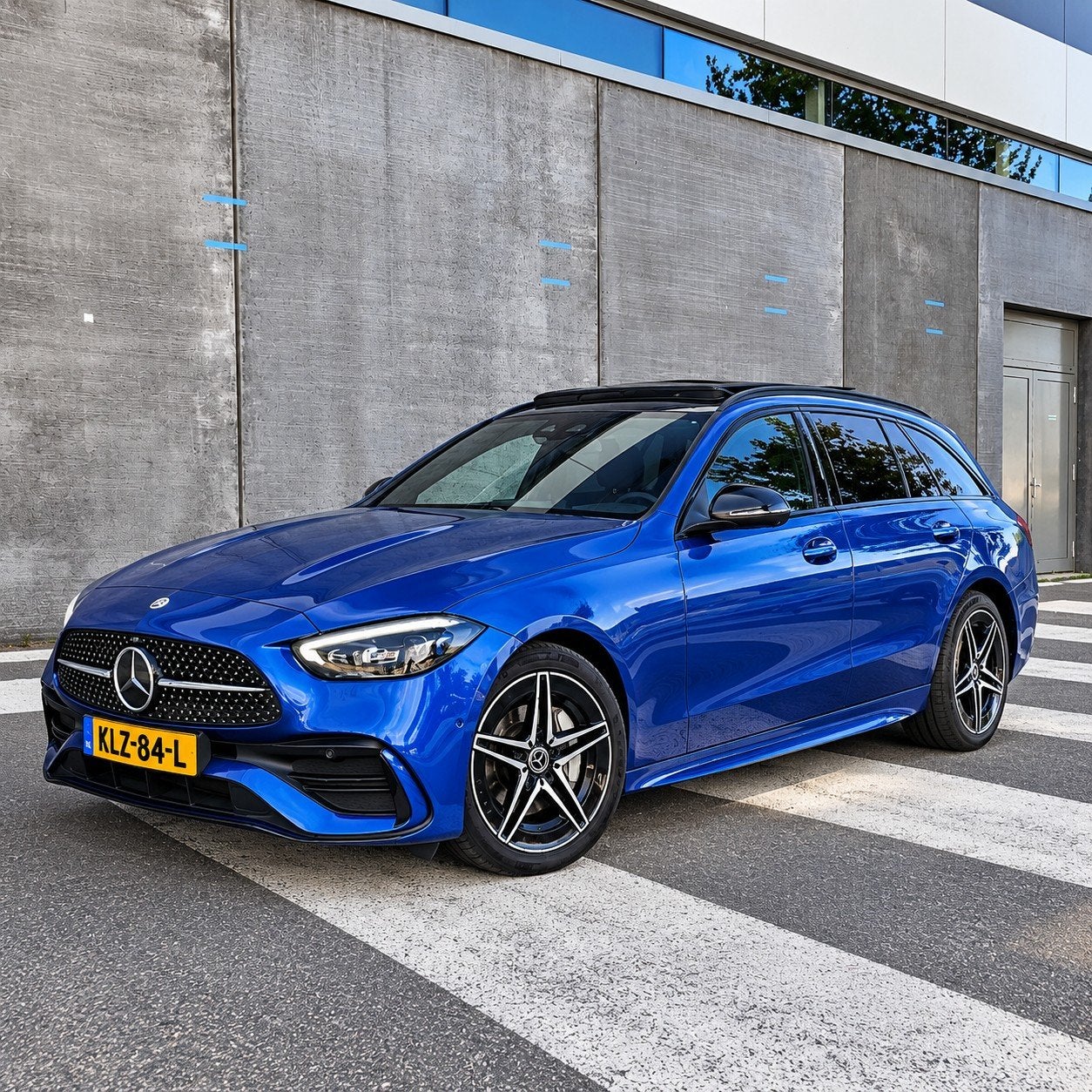 Mercedes C300e Estate AMG Line|Pano|DigitalLight|360|Distro, Dealer onderhouden, 1800 kg, 4 cilinders, Blauw