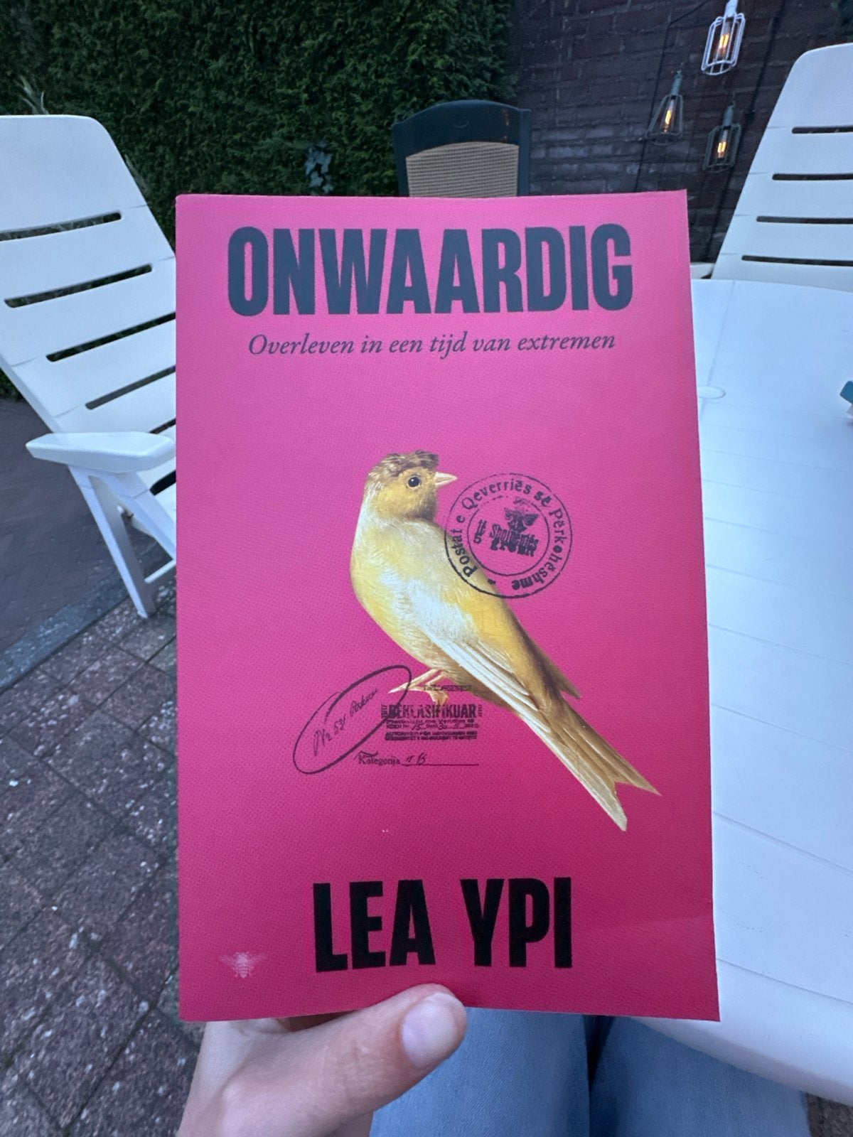 Onwaardig: Overleven in een tijd van extremen - Lea Ypi, Ophalen of Verzenden, Zo goed als nieuw