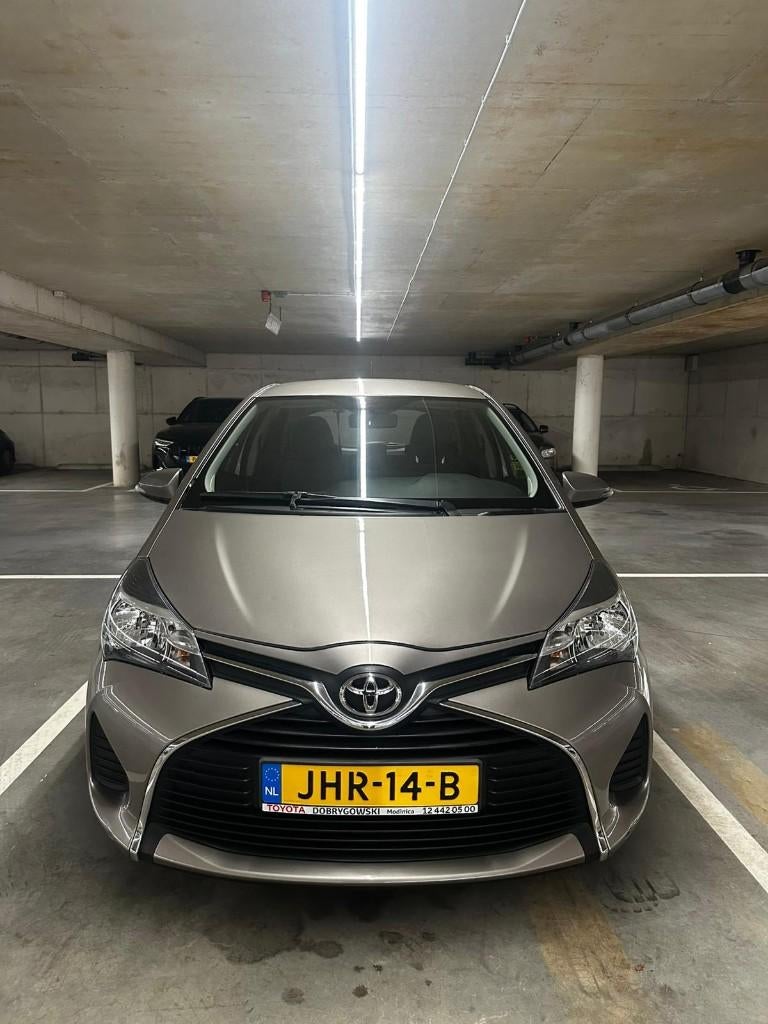 Toyota Yaris 1.0 16V Vvti 5DR 2015 Grijs, Auto's, Voorwielaandrijving, Handgeschakeld, Particulier, 3 cilinders