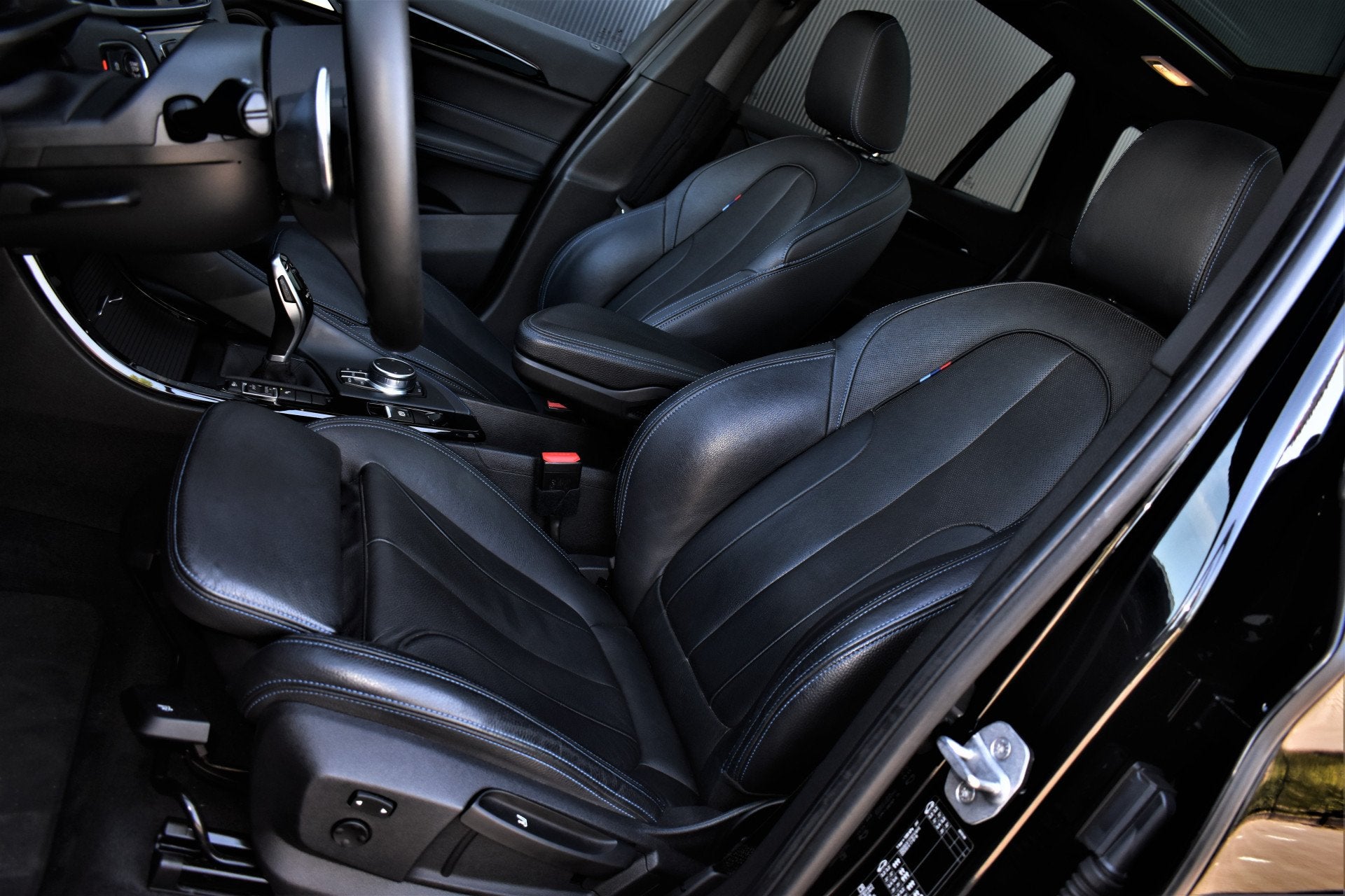 BMW X1 sDrive20i 192pk Automaat M-Sport Pano/HUD/Keyless/Nav, Auto's, BMW, 1998 cc, Zwart, Leder, Bedrijf