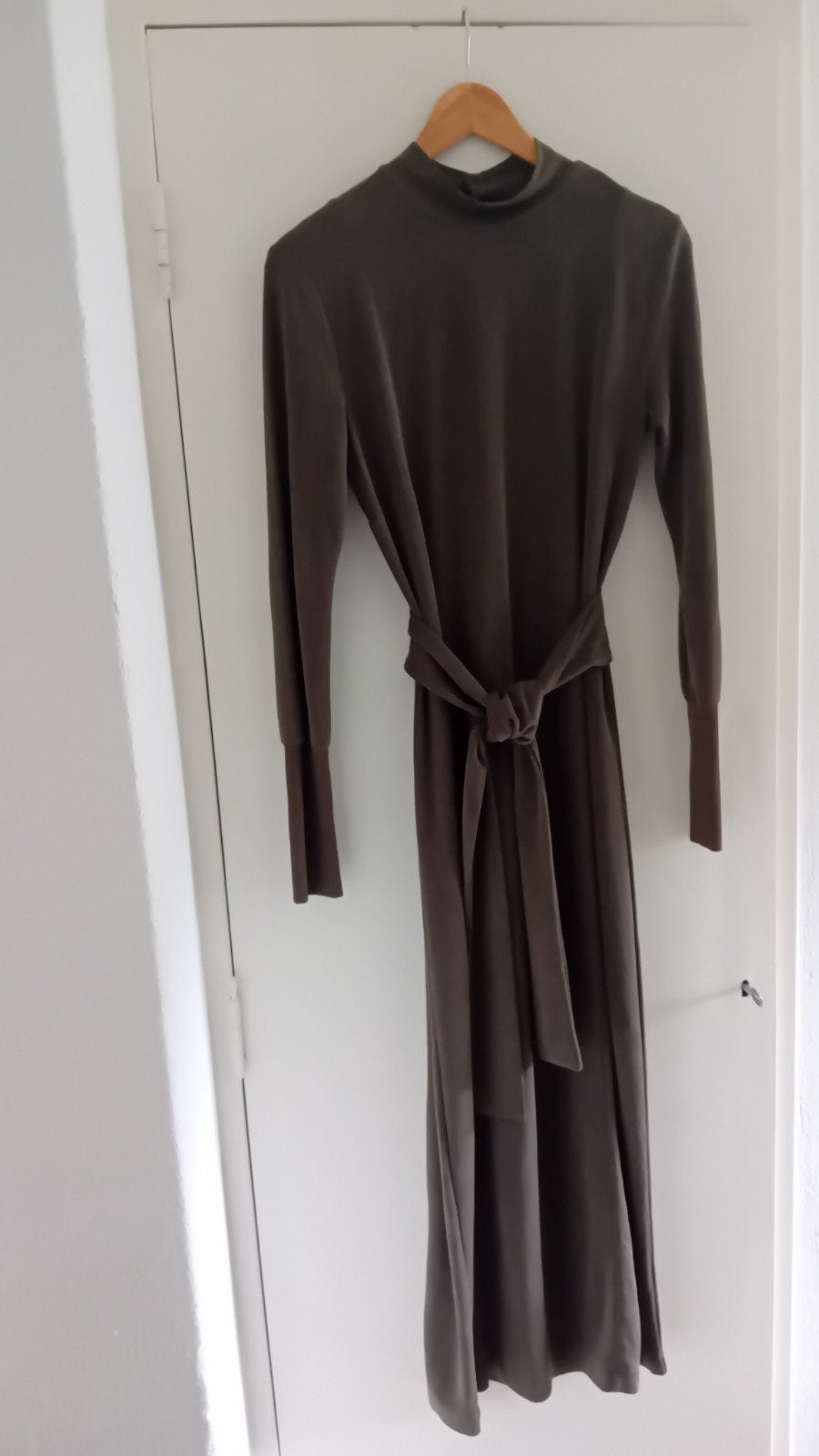 Yaya maxi jurk najaars jurk khaki groen S, Kleding | Dames, Jurken, Ophalen of Verzenden, Zo goed als nieuw, Yaya, Maat 36 (S)