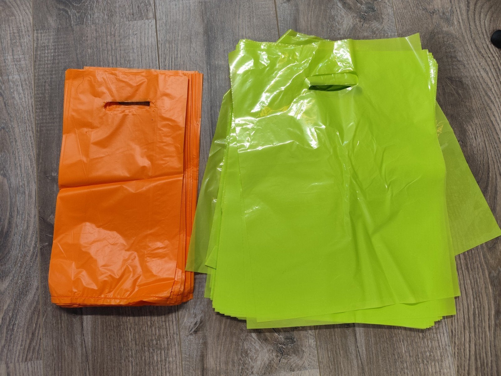 Oranje en groene plastic draagtassen, Diversen, Ophalen of Verzenden, Nieuw
