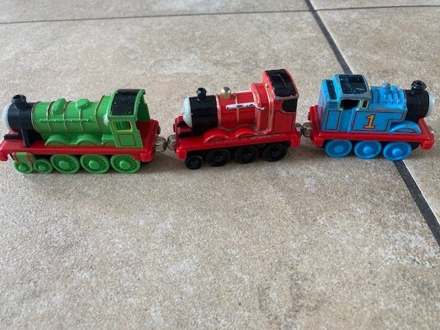 3 LOCOMOTIEFJES met magneten, losse locomotief, 2 autootjes, Ophalen of Verzenden, Zo goed als nieuw
