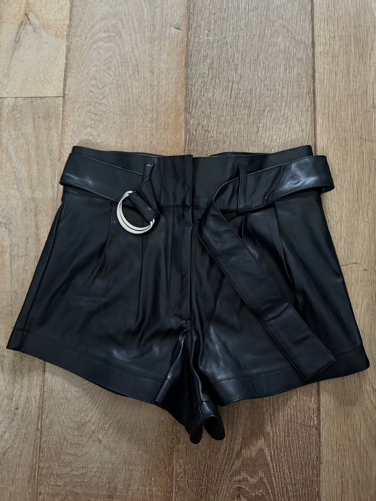 Zwarte nep leren shorts met riem - Most Wanted, Kort, Zwart, Nieuw, Ophalen of Verzenden