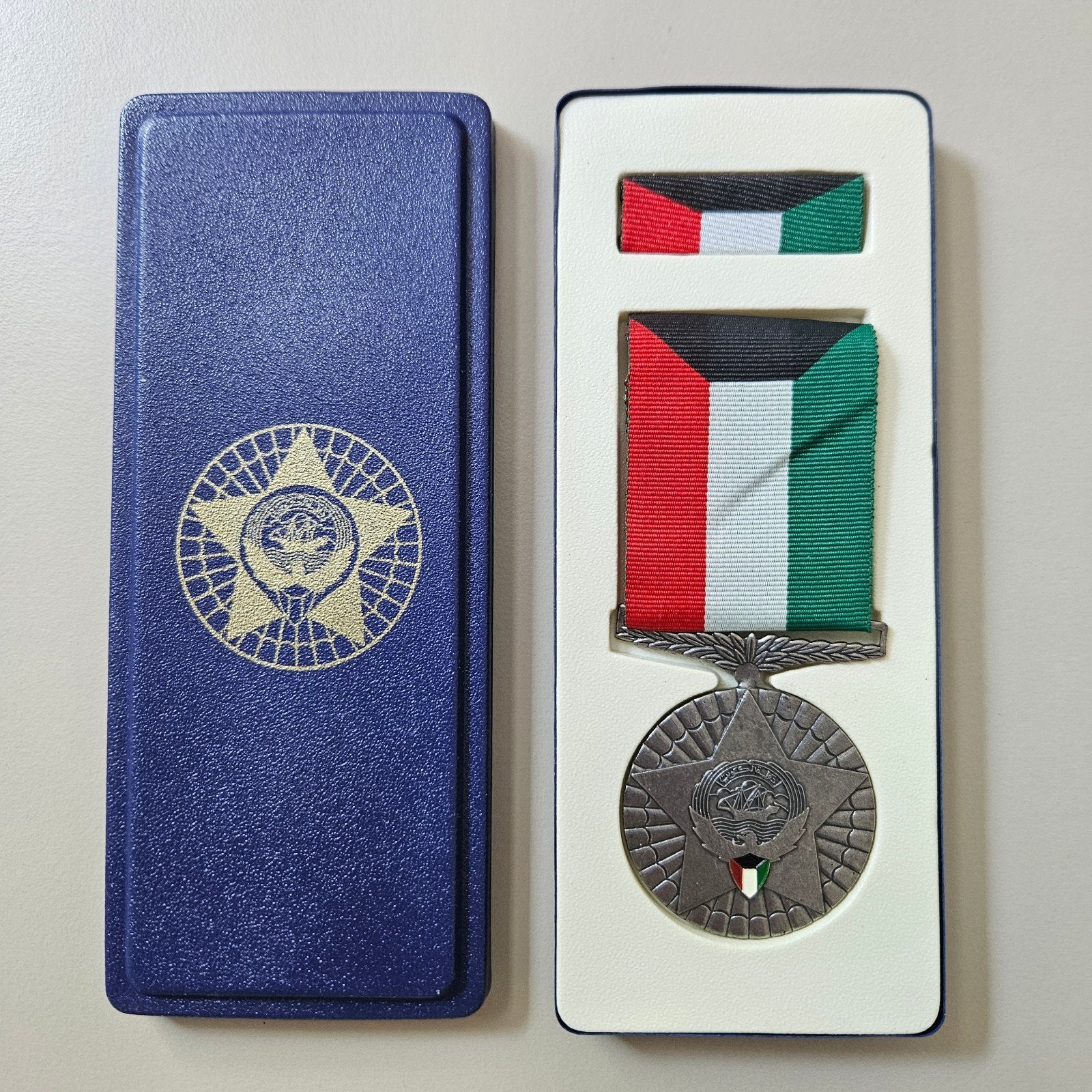 Koeweit Bevrijdingsmedaille 1991 in doosje, Ophalen of Verzenden, Landmacht, Embleem of Badge