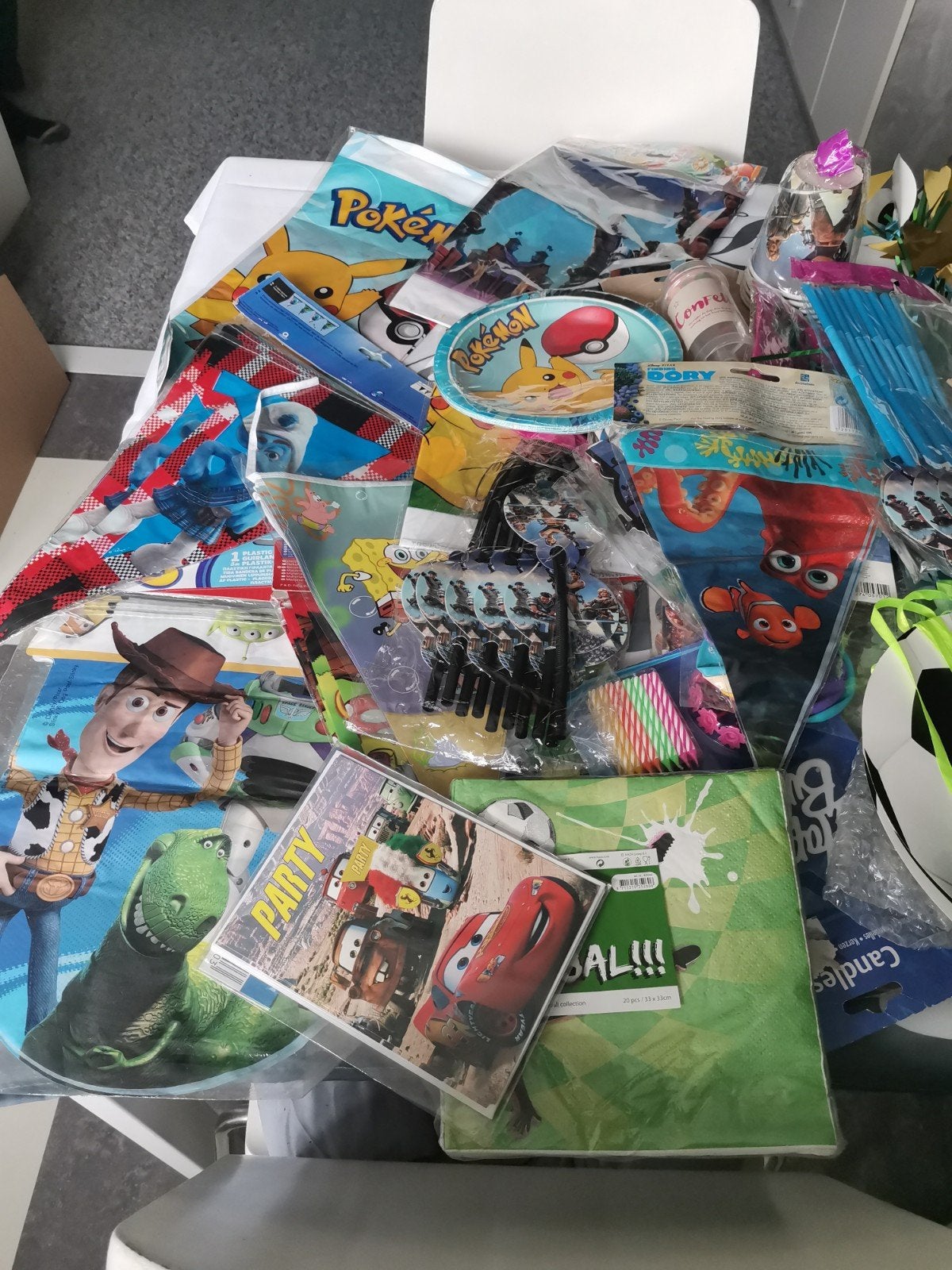 Groot pakket met diverse feestartikelen en versieringen