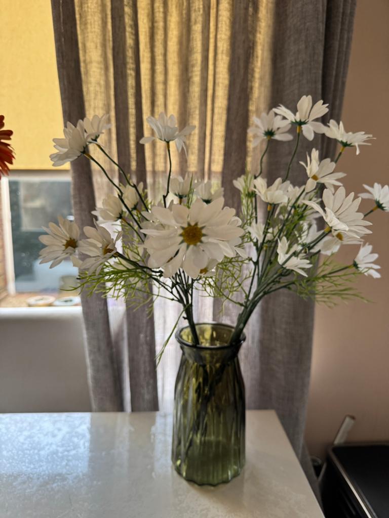 Kunstbloemen: Witte Margrieten in Groene Vaas, Huis en Inrichting, Woonaccessoires | Vazen, 50 tot 75 cm, Wit, Nieuw, Ophalen of Verzenden