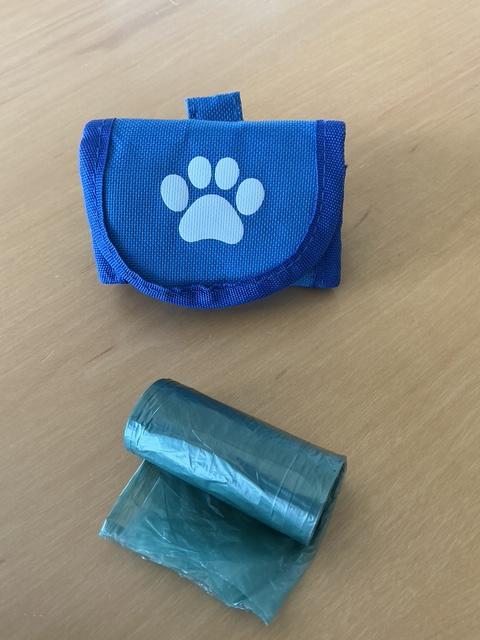 Poepzakjeshouder voor honden aan de hondenriem + rol zakjes, Ophalen of Verzenden, Zo goed als nieuw