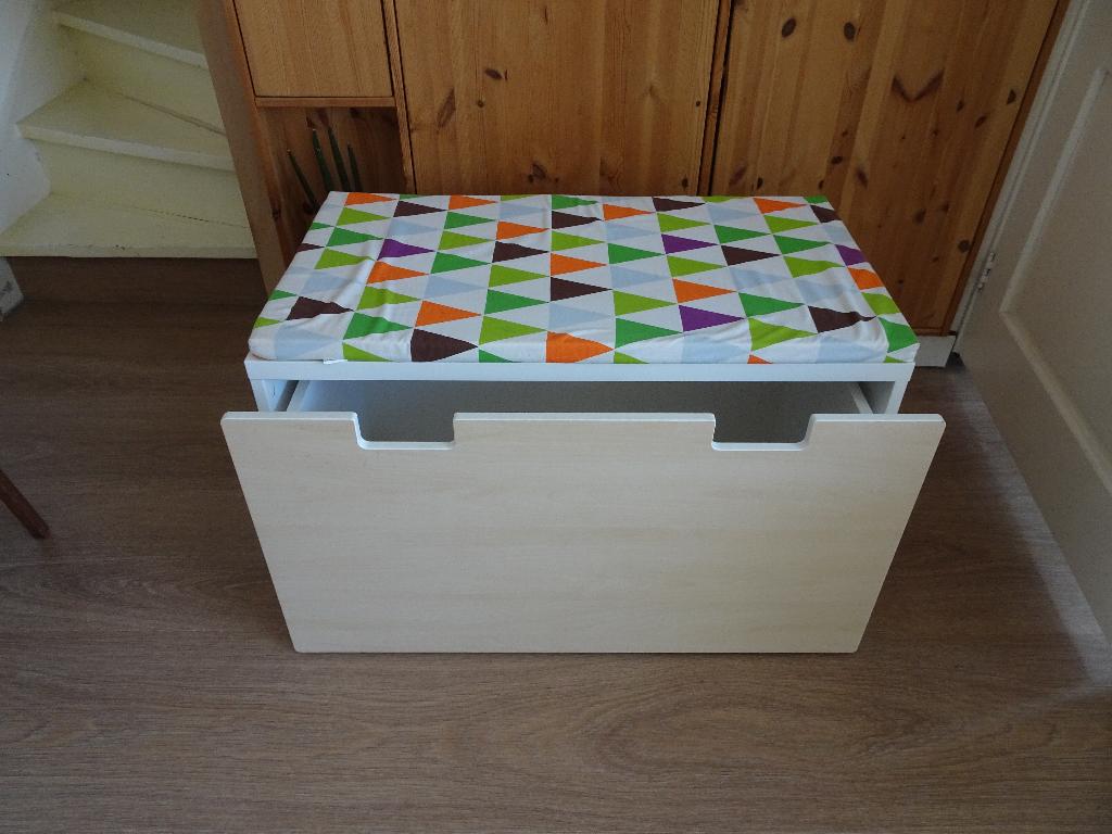 Ikea Stuva speeltafel met opbergkist op wielen en met kussen, Gebruikt, Minder dan 75 cm, 50 tot 70 cm, Ophalen