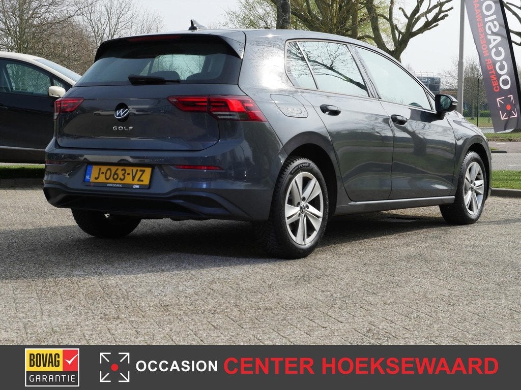 VOLKSWAGEN Golf 8 1.0 TSI 110pk Life 5D | Camera | Carplay |, Keurmerk '100% Onderhouden', 12 maanden, Stof, Gebruikt