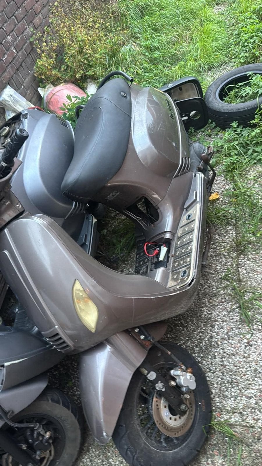 2 Scooters: 1 met kenteken (defect), 1 zonder (werkend), Ophalen of Verzenden, Gebruikt