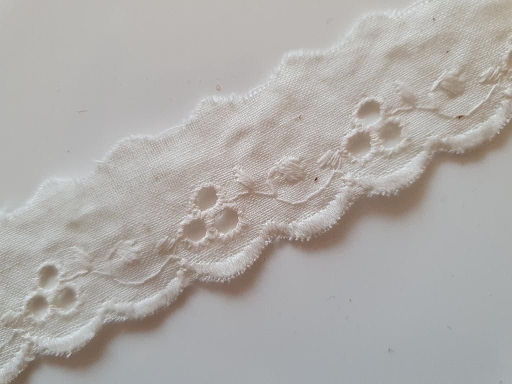Katoen Broderie band/kant - uni wit gebloemd 25mm #2727, Hobby en Vrije tijd, Naaien en Fournituren, Ophalen of Verzenden, Nieuw