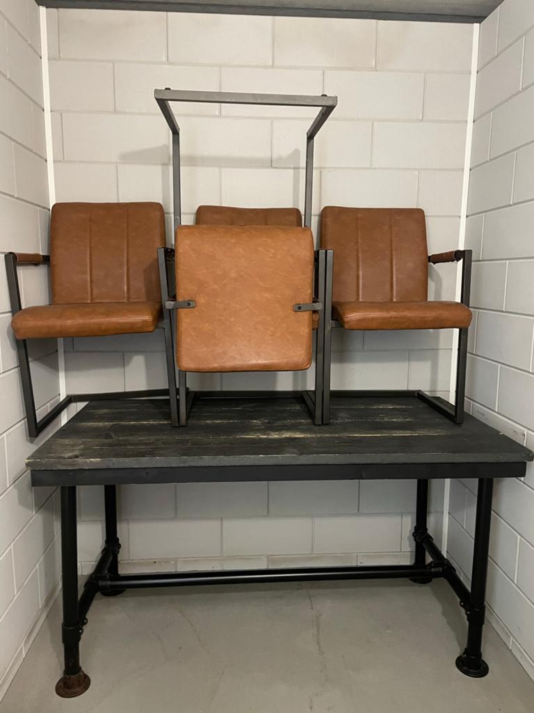 OPHALEN OP 26 MEI - Industriële tafel met 4 stoelen, Gebruikt, Ophalen of Verzenden, Hout, Drie