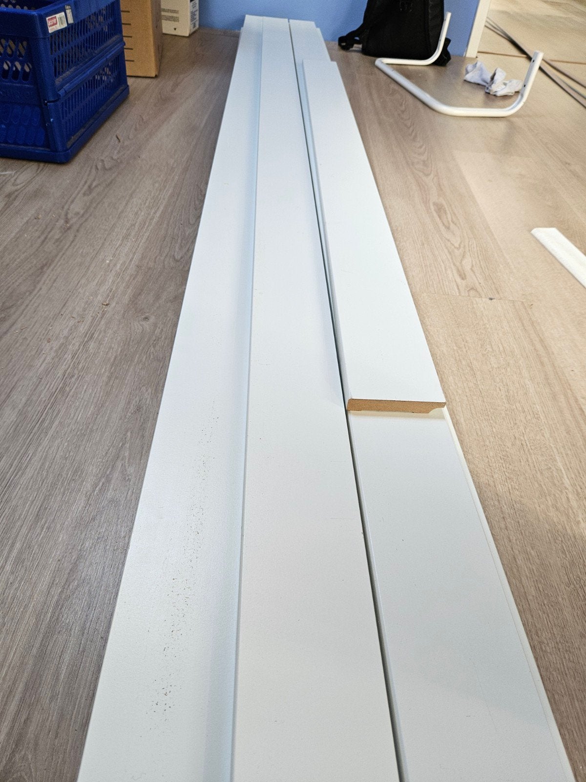 13 zo goed als nieuwe MDF plinten, wit gegrond en geverfd, Ophalen, Zo goed als nieuw, Mdf, 200 tot 250 cm