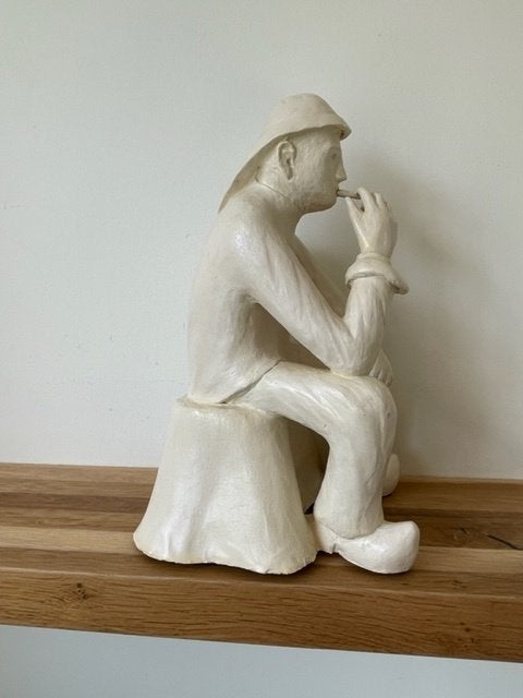 Wit beeld aardewerk / terracotta. Boer met klompen en pijp., Antiek en Kunst, Kunst | Beelden en Houtsnijwerken, Ophalen, Handgemaakt