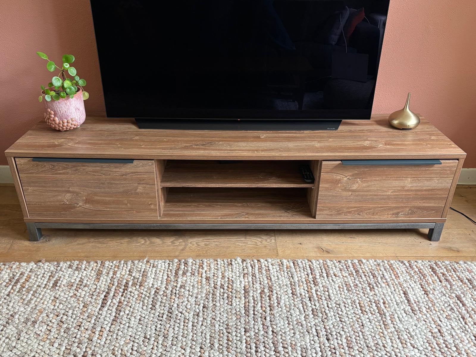 Tv meubel Leen Bakker (Matthias) - donker hout, Ophalen, 150 tot 200 cm, Zo goed als nieuw, Minder dan 100 cm
