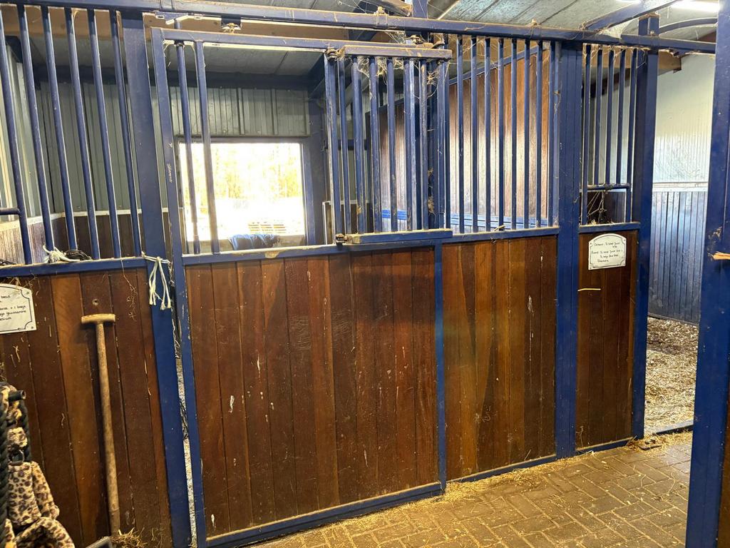 2 zeer luxe zware stalwanden, voorwanden 3.30m breed x 2.40H, Stalling, 2 of 3 paarden of pony's