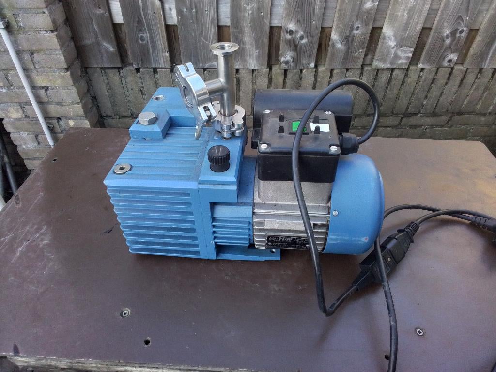 Vacuumpomp vacuubrand  220volt, 100 liter of meer, Ophalen of Verzenden, Minder dan 200 liter/min