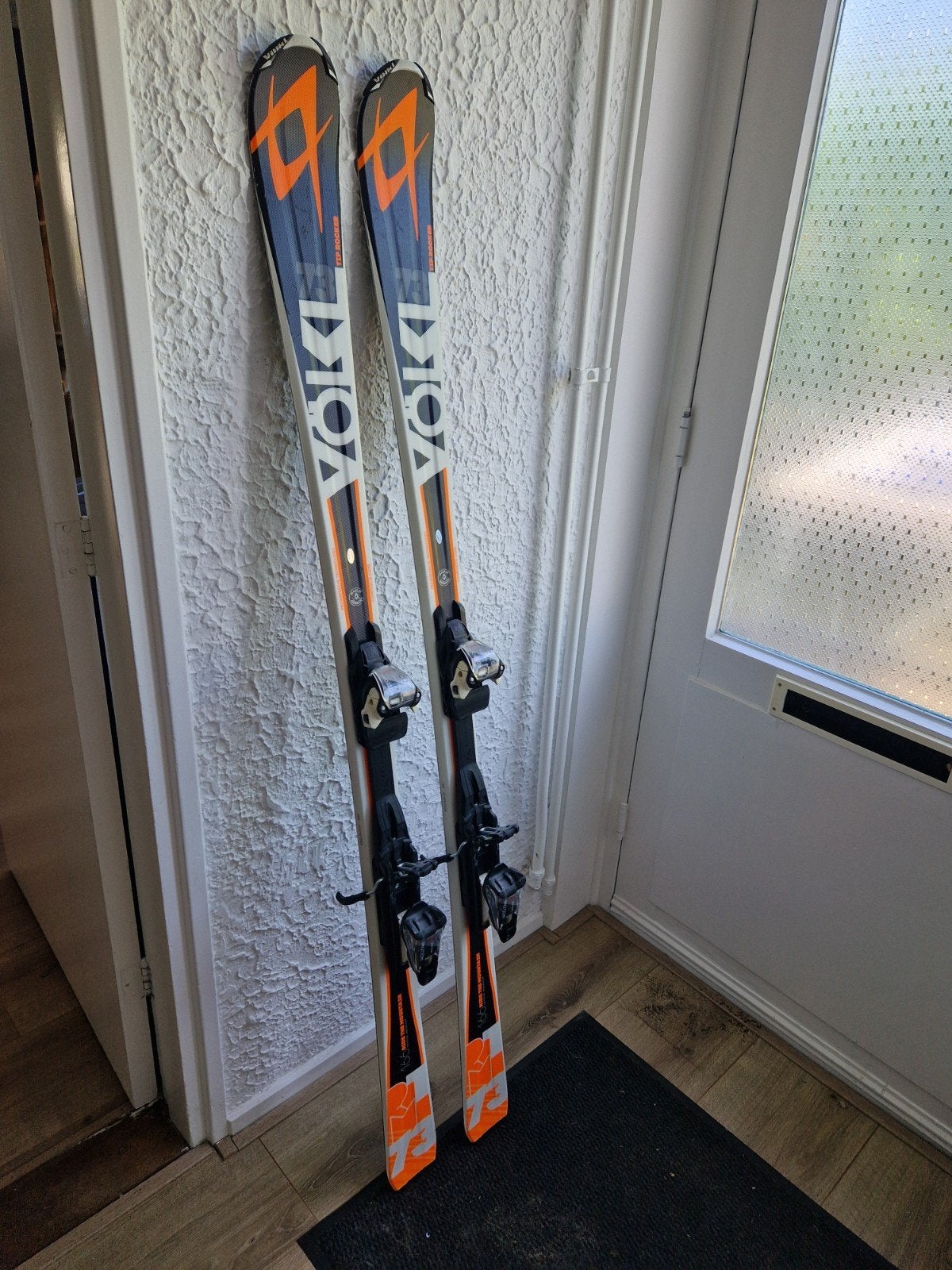 Volkl 73 Tip Rocker ski's met bijpassende stokken, Sport en Fitness, Skiën en Langlaufen, 160 tot 180 cm, Zo goed als nieuw, Skiën