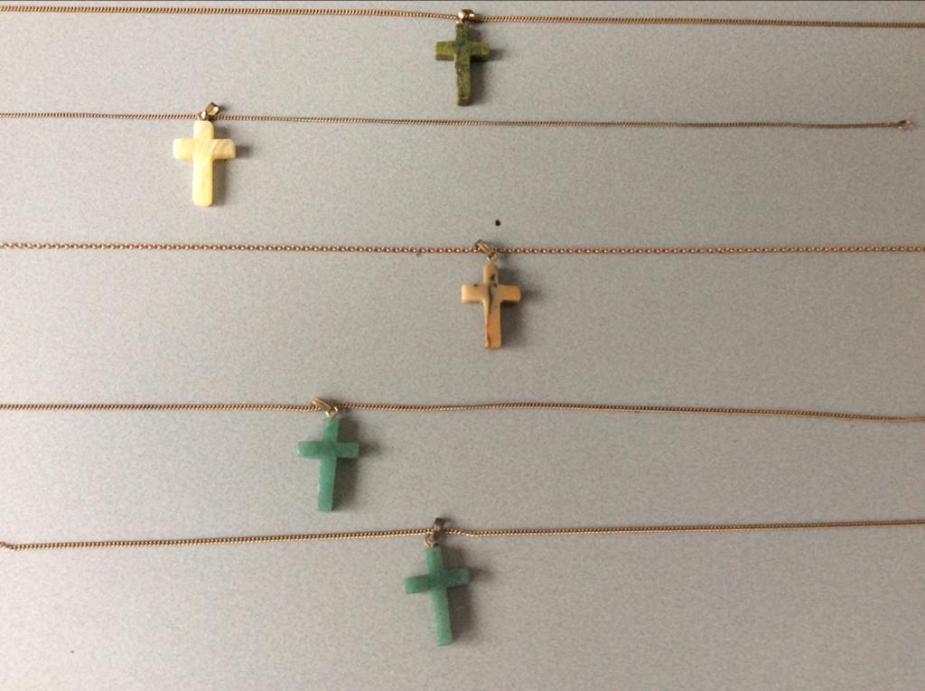 Partij van 25 Minerale Kruisjes aan Kettingen (38 cm), Sieraden, Tassen en Uiterlijk, Kettingen, Met hanger, P, Overige kleuren