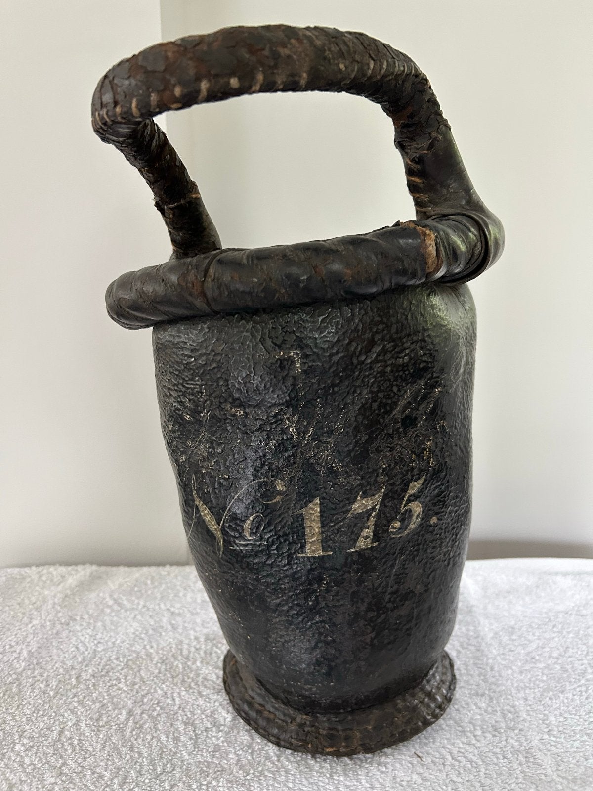 Antieke leren brandweeremmer met nummer '175', Antiek en Kunst, Antiek | Overige Antiek, Ophalen of Verzenden