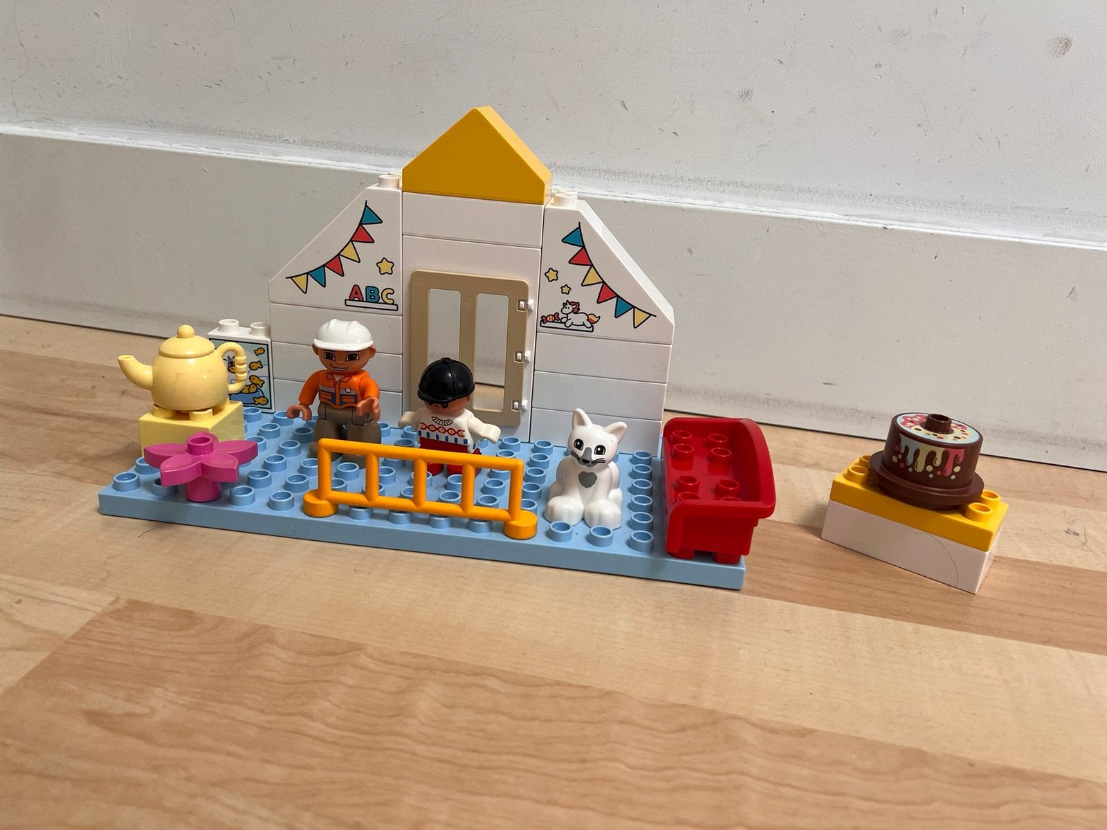Duplo huisje op blauwe grondplaat met 2 poppetjes., Ophalen of Verzenden, Zo goed als nieuw, Duplo