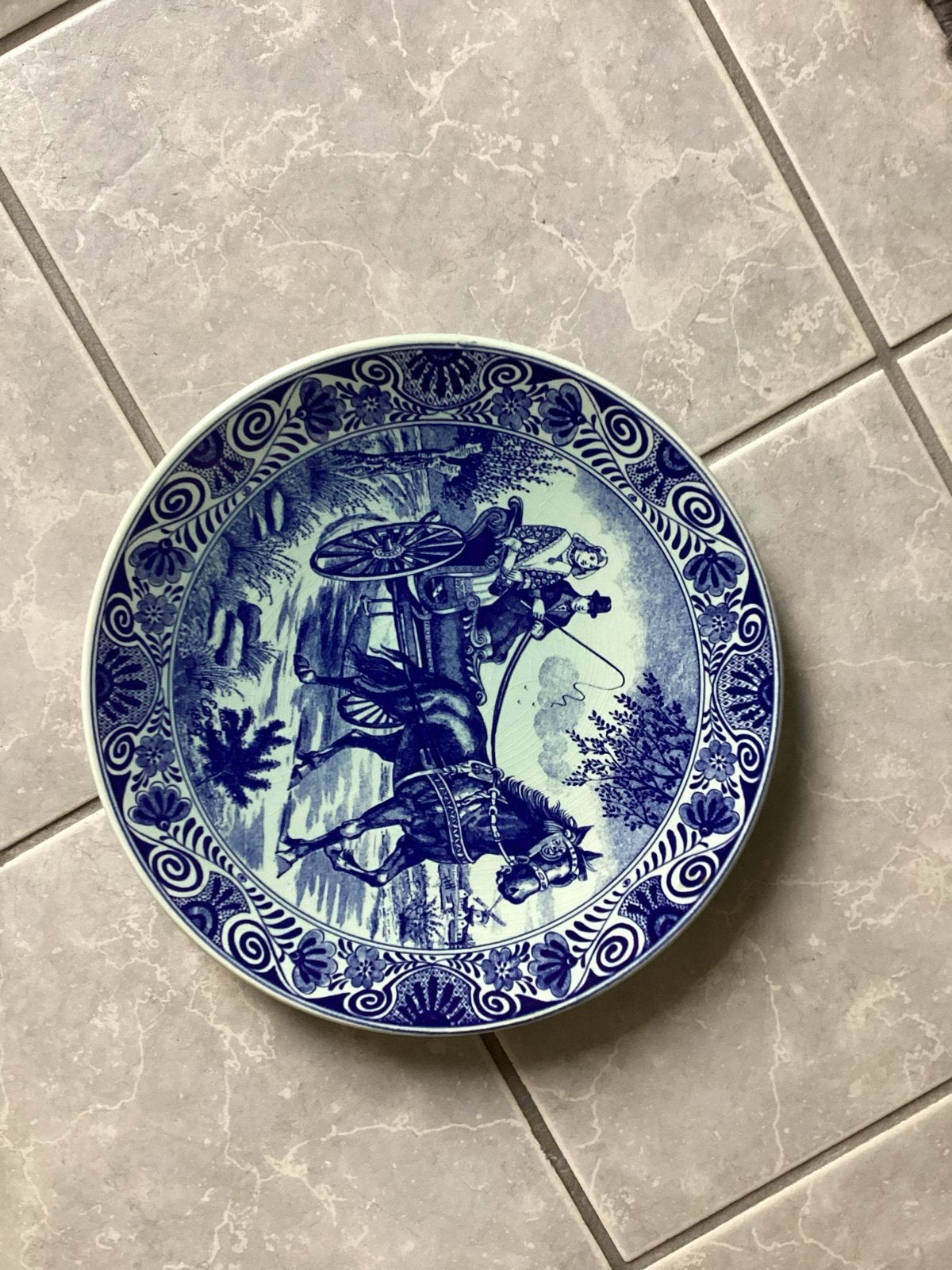 Delftsblauw bord met paardenkoers tafereel, Ophalen of Verzenden