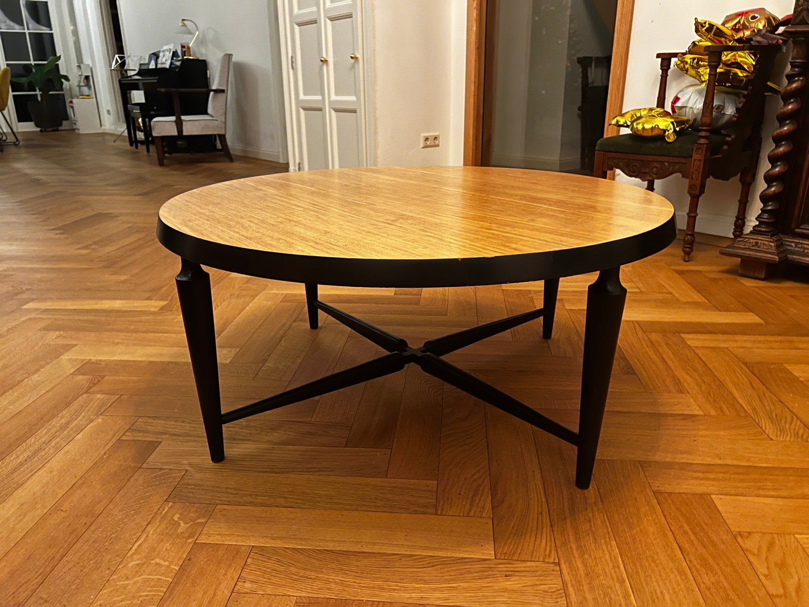 Vintage jaren 50/60 salontafel Ø 98 cm met kruisframe, Zo goed als nieuw, 5 – 50, Overige houtsoorten, Vintage