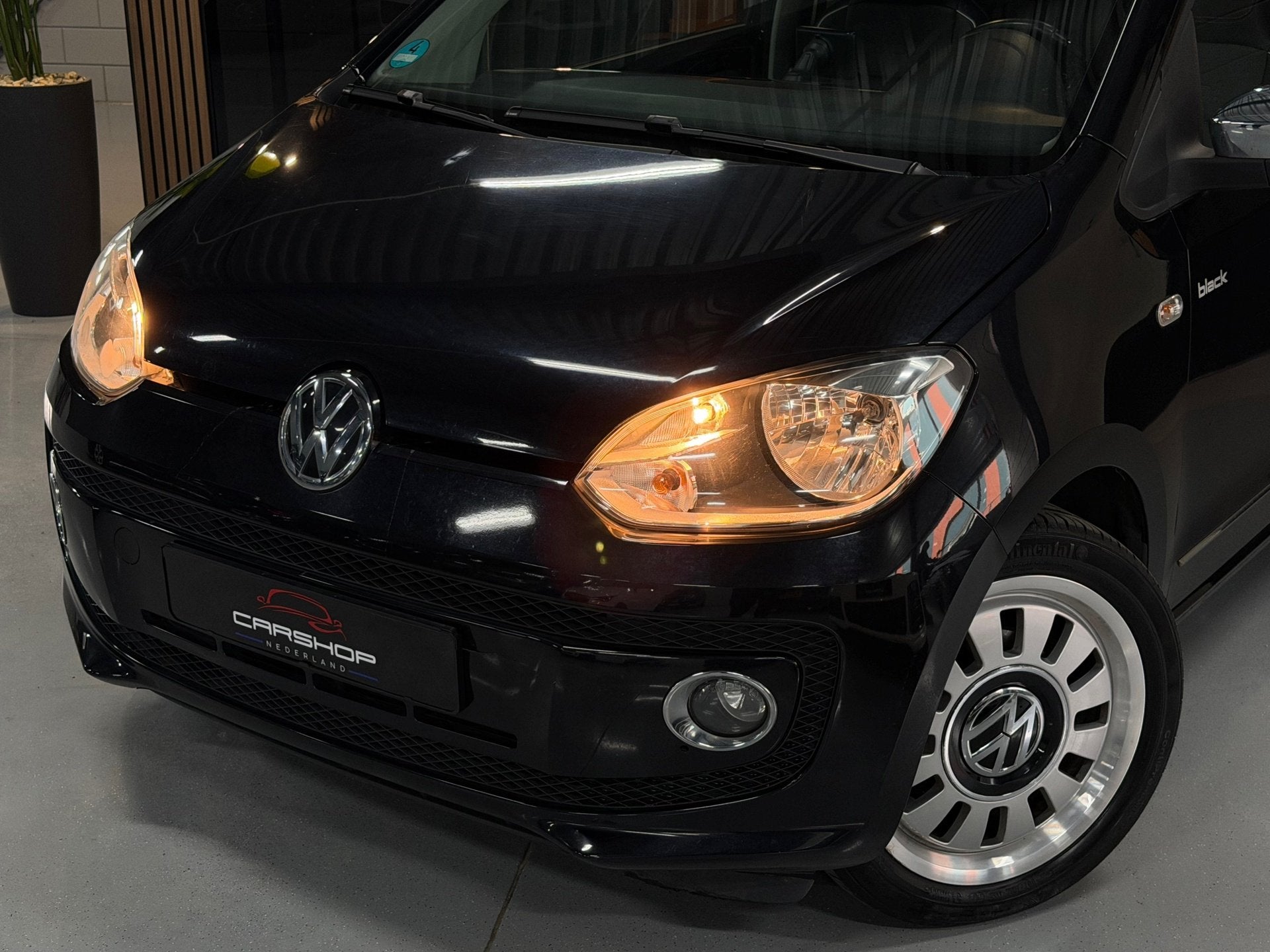 Volkswagen Up! 1.0 MPI BlACK UP! PANO/LEER/STOELVRM/AIRCO, Voorwielaandrijving, Gebruikt, 60 pk, Zwart
