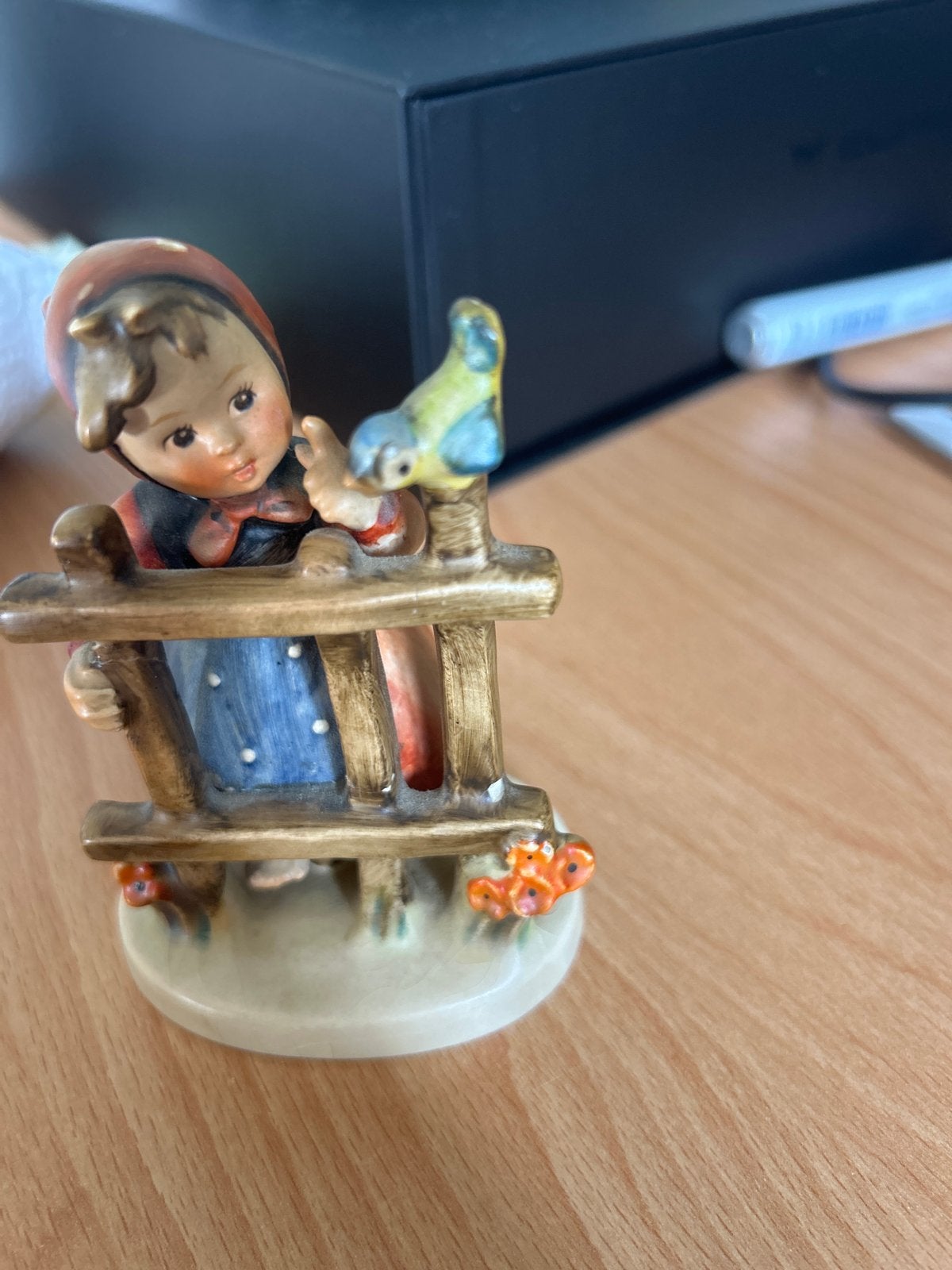 Goebel Hummel beeldje 203: Meisje aan hekje met vogel, Ophalen of Verzenden, Gebruikt, Hummel