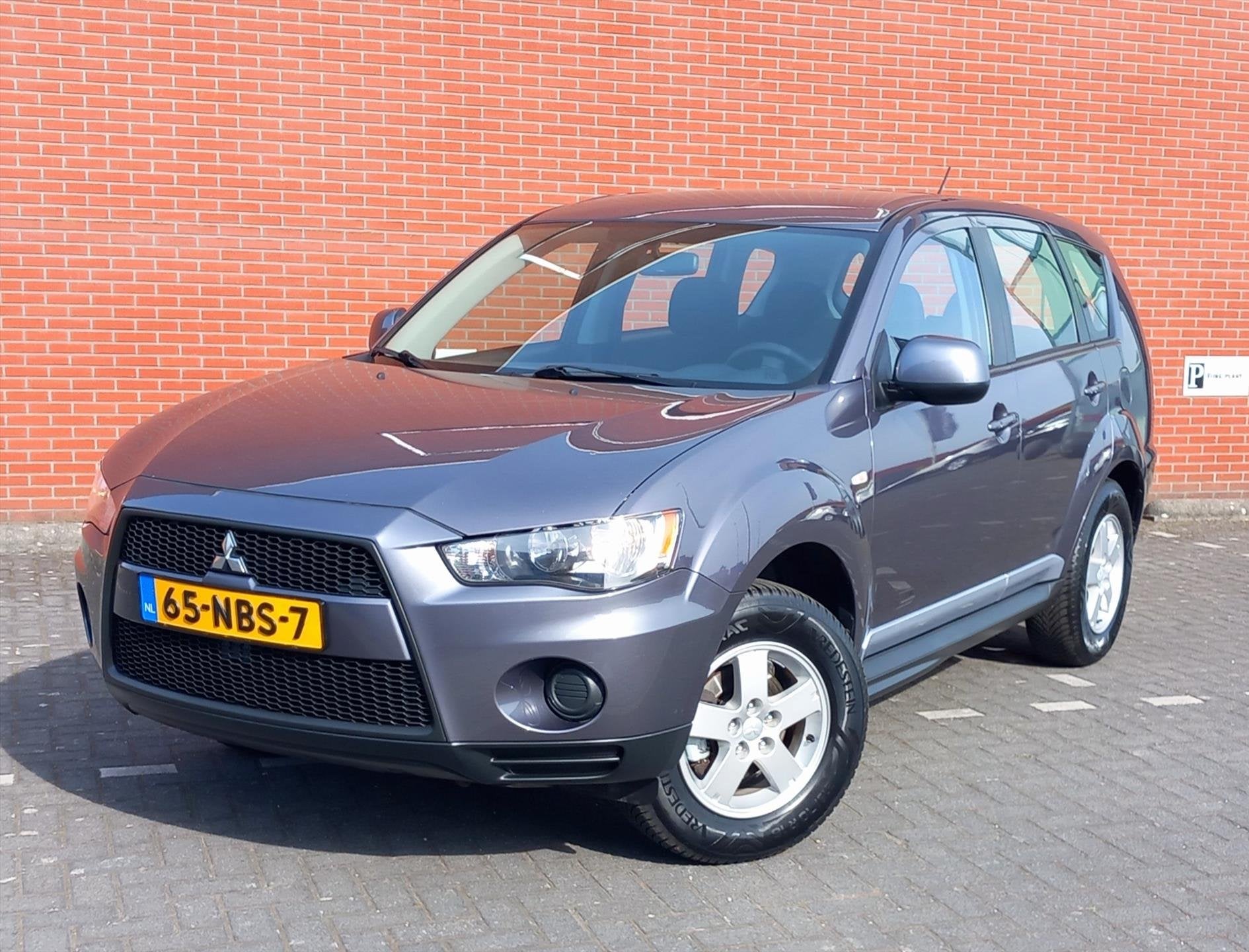 MITSUBISHI Outlander 2.0 147pk 2WD Invite Airco Trekhaak, Auto's, Stof, Zwart, 4 cilinders, Bruin