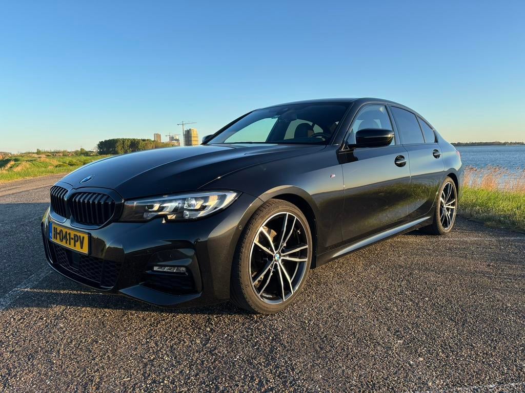BMW 320i 184pk Aut 2020 Zwart M-Sport ACC Comf. Acces H&K, Auto's, 1998 cc, Zwart, 4 cilinders, 1435 kg