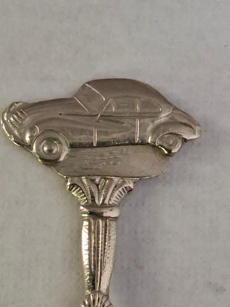 verzamellepel met auto-motief Veerpoort 18, Antiek en Kunst, Antiek | Bestek, Ophalen of Verzenden