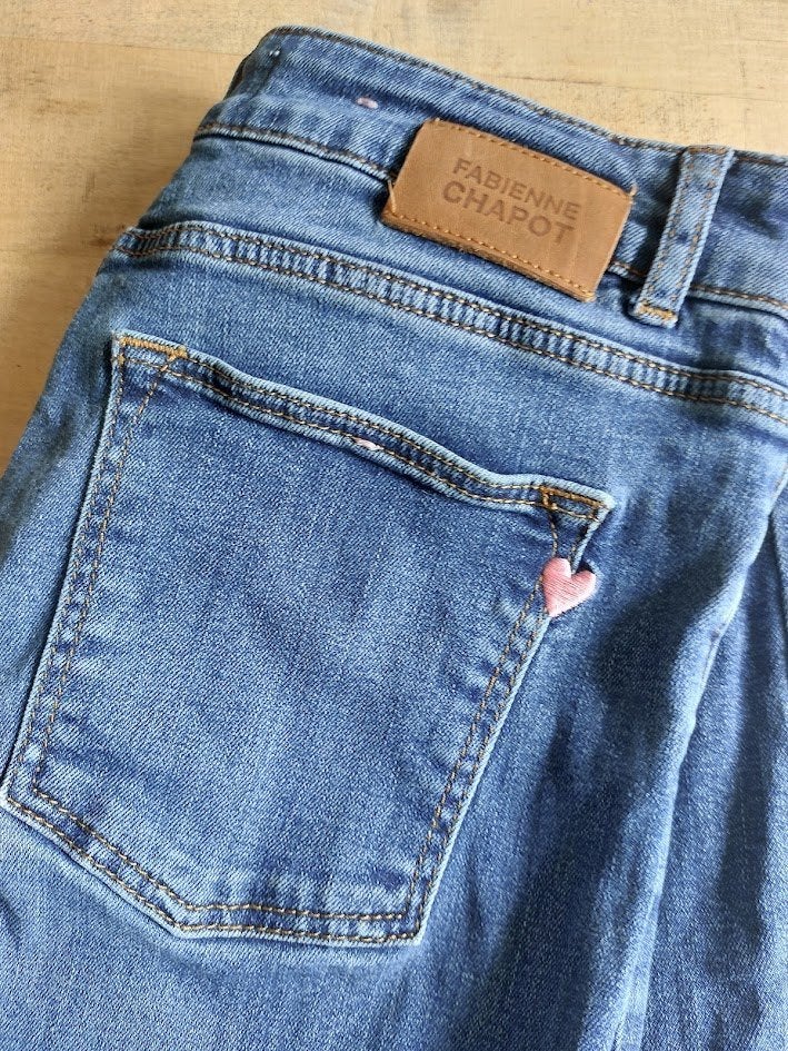 Fabienne Chapot flared jeans W26/L34 – Blauw met roze hartje, Kleding | Dames, Blauw, Ophalen of Verzenden, Zo goed als nieuw