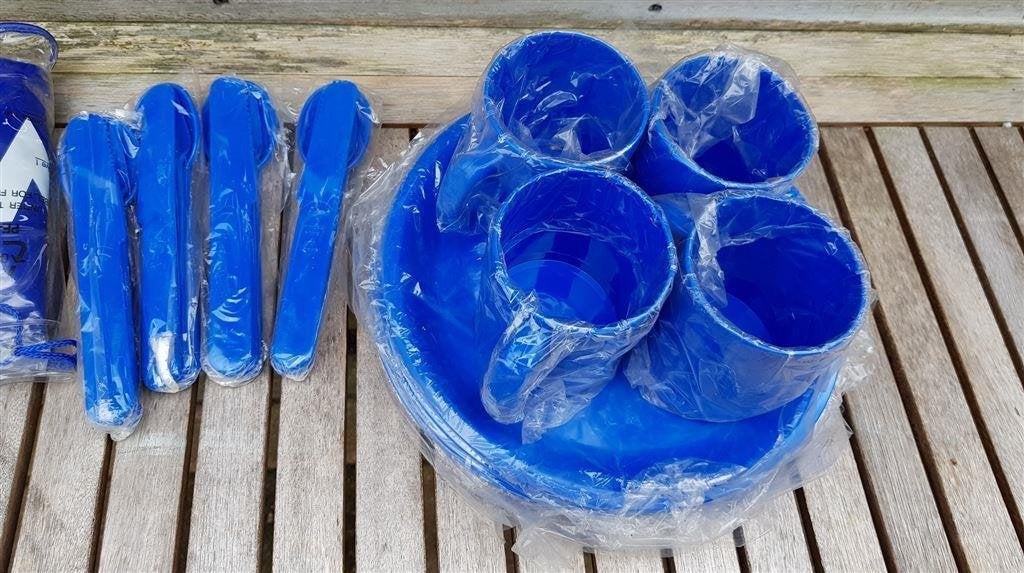 Campingset, 4 borden, 4 mokken, 4 bestekjes, Ophalen of Verzenden, Nieuw