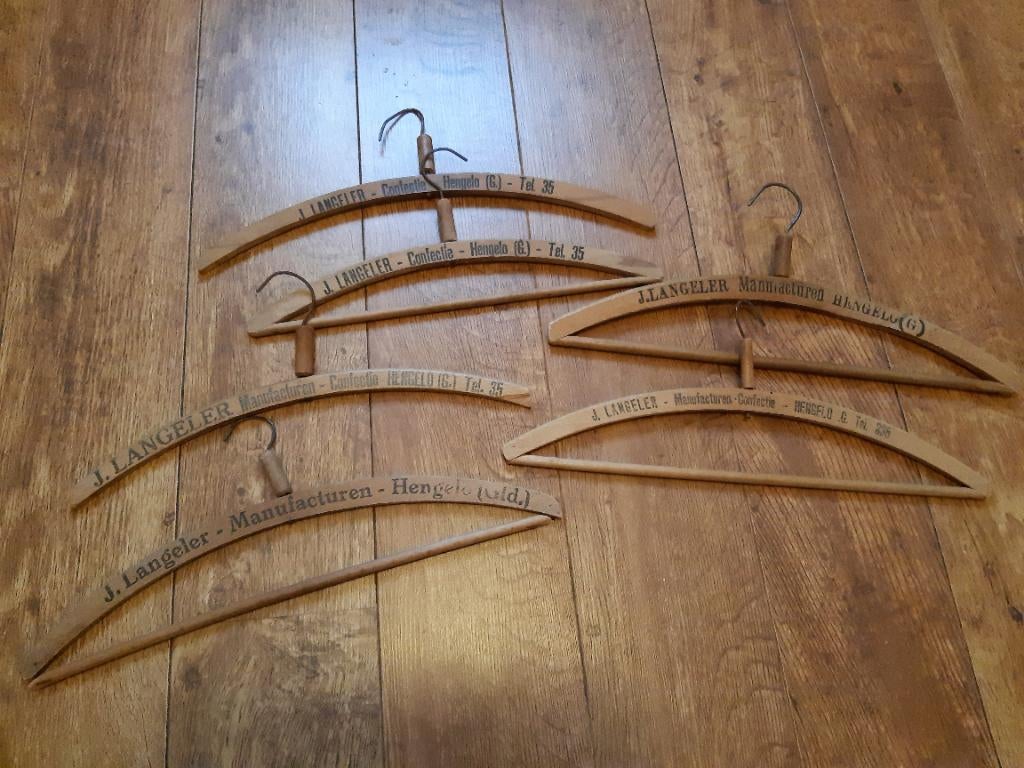 Antieke kledinghangers J. Langeler Hengelo Gld, Ophalen of Verzenden, Gebruikt, Hout, Volwassenen