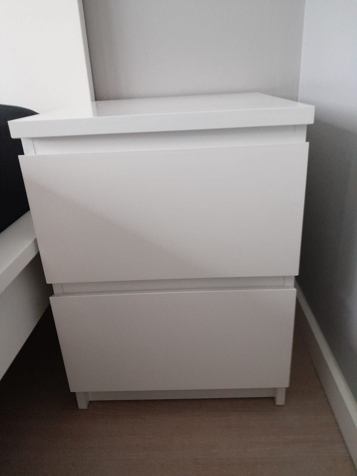 2 witte IKEA MALM nachtkastjes met 2 laden, Huis en Inrichting, Ophalen, Gebruikt, Minder dan 45 cm, 55 tot 70 cm