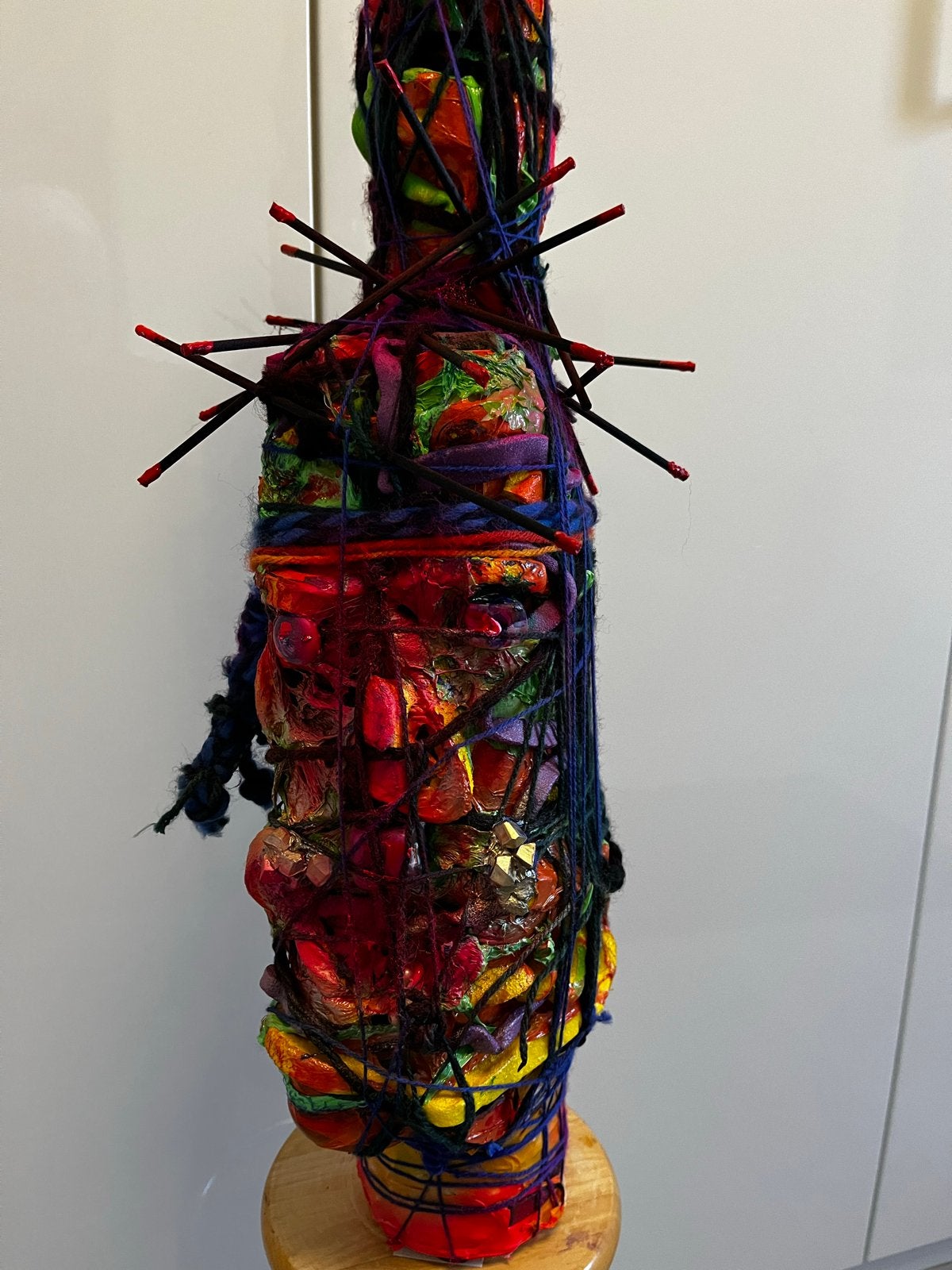 Kleurrijk sculptuur 'De Indiaan' van wol en foam, Antiek en Kunst, Handgemaakt, Overige materialen, Beeld, Meerkleurig