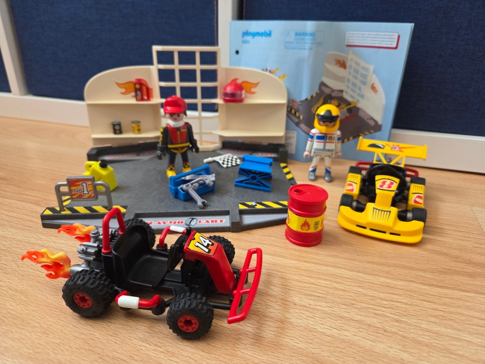 Playmobil garage met karts en figuren - niet compleet, Ophalen of Verzenden, Gebruikt, Losse onderdelen, Voertuig