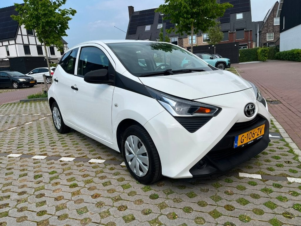 Toyota Aygo 1.0 Vvt-i 72pk 5D 2020 Wit apple carplay android, Auto's, Voorwielaandrijving, Stof, 4 stoelen, Wit