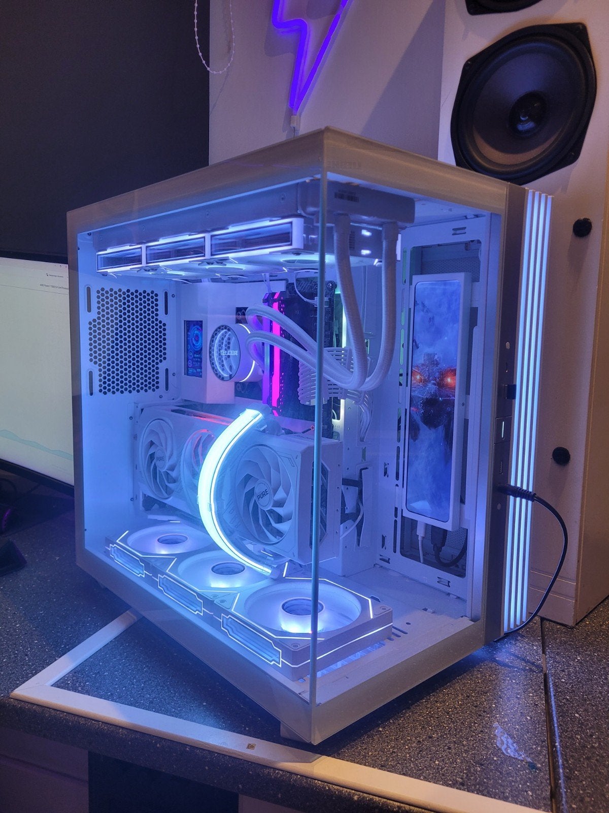 HIGH-END GAME PC/WIT/IN-BUILD SCREEN/RX 7700 XT/32GB/2,25TB/, 32 GB, Ophalen of Verzenden, Zo goed als nieuw, 2 TB