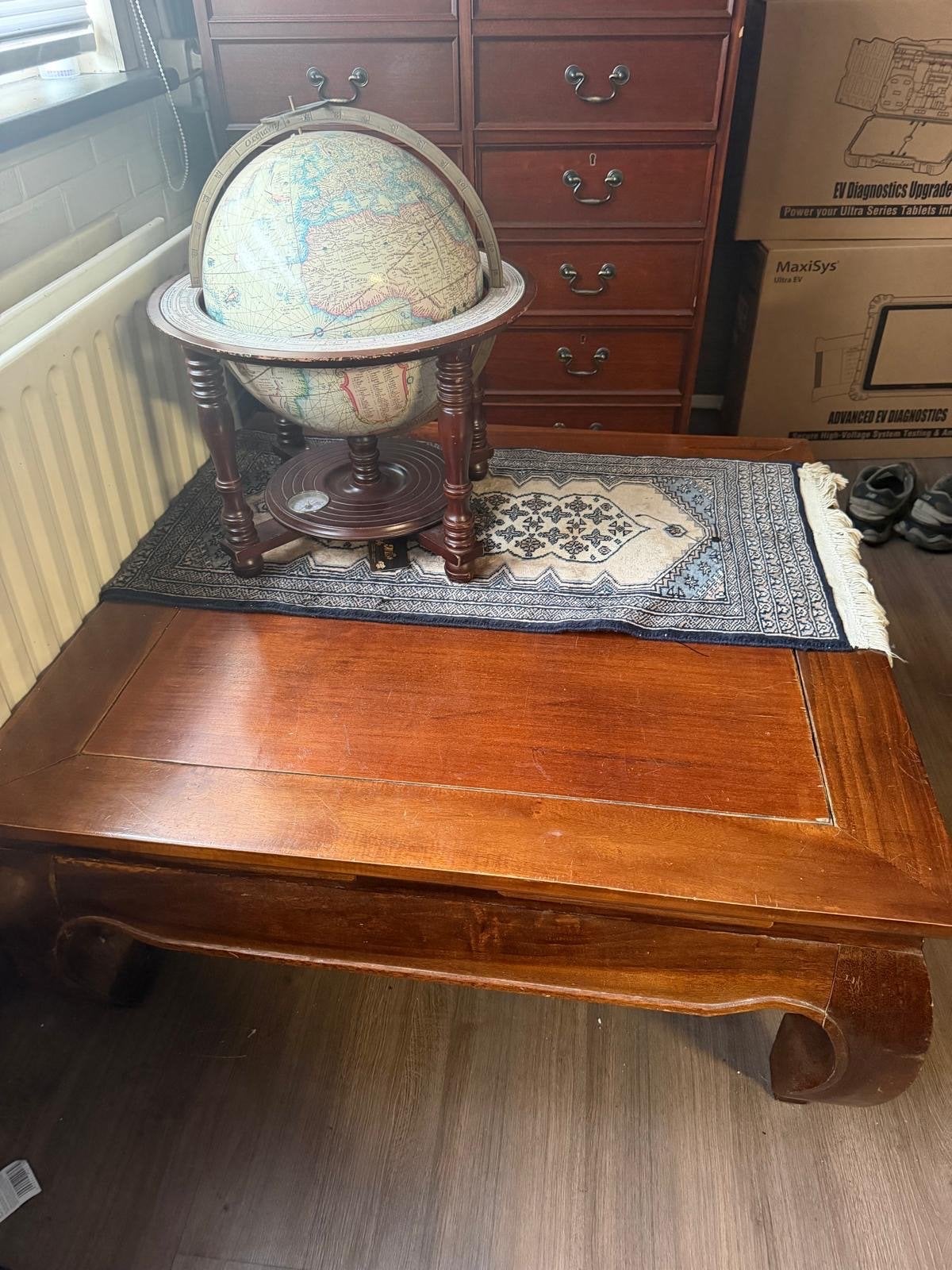 Vintage houten salontafel met sierlijke poten, Gebruikt, Ophalen of Verzenden, Bruin, Vintage